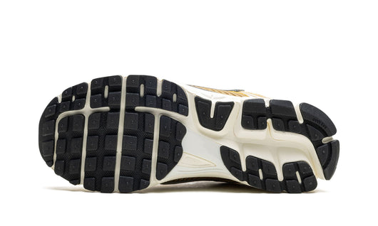 Zoom Vomero 5 Metallic Gold